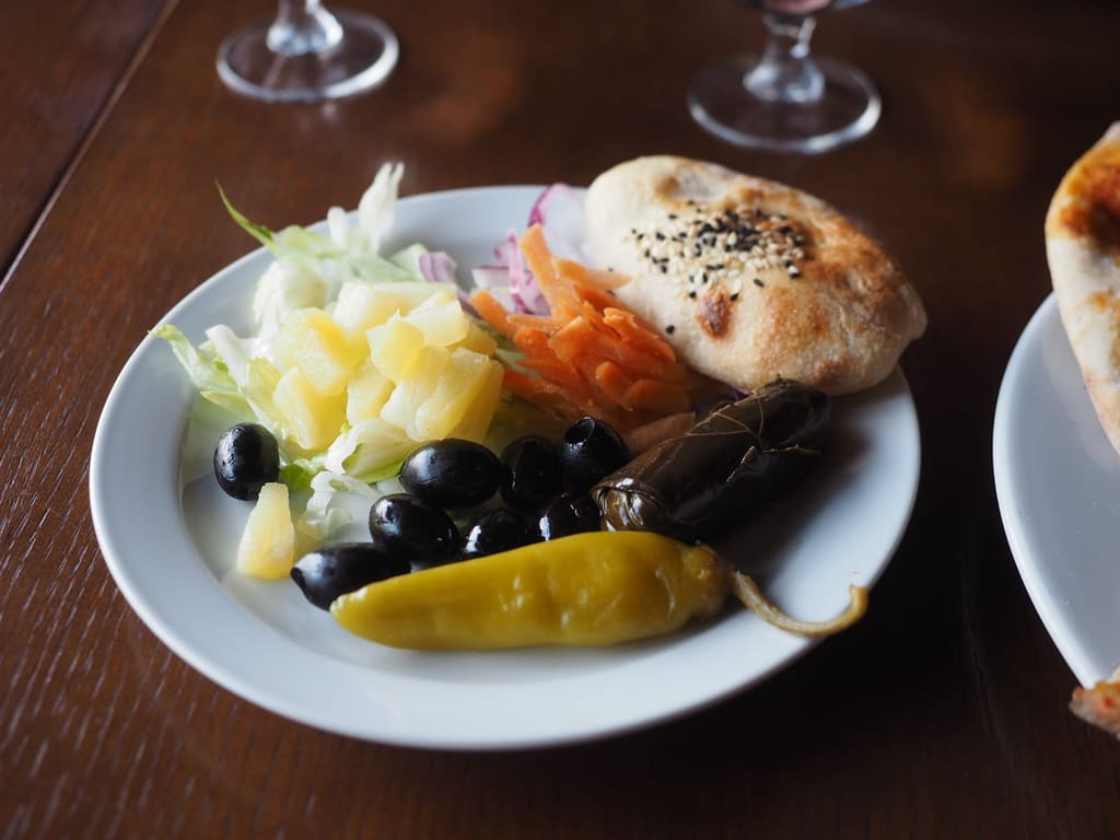Μια ποικιλία ελληνικών μεζέδων