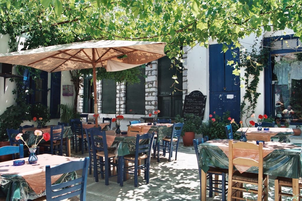 Η αυλή μιας ελληνικής ταβέρνας στρωμένη για δείπνο