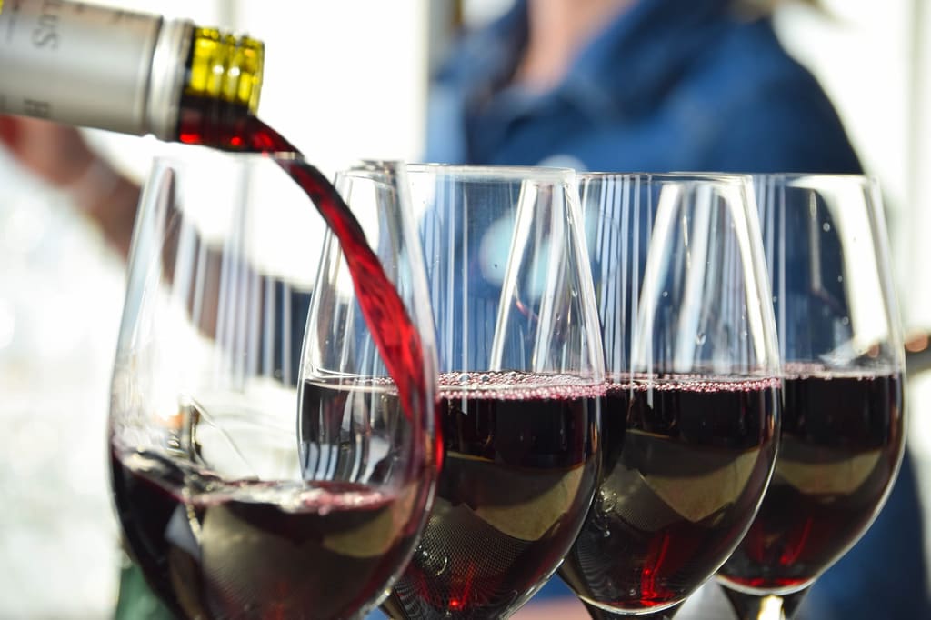 Ποτήρια κρασί που σερβίρονται σε ένα wine bar