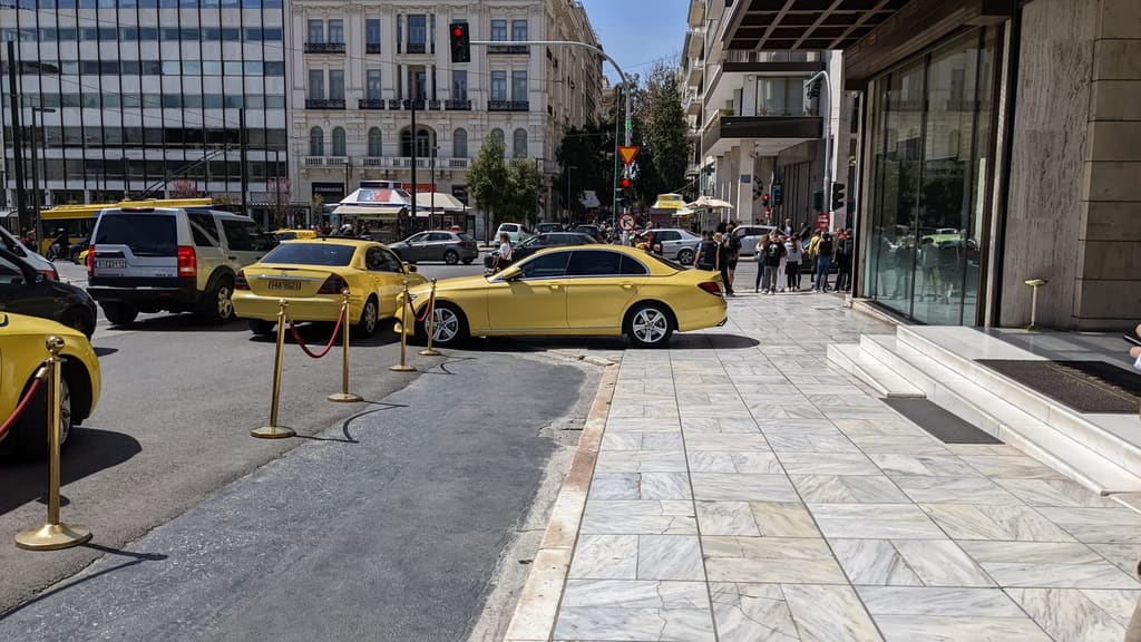 Ένα κίτρινο ταξί της Αθήνας στον δρόμο